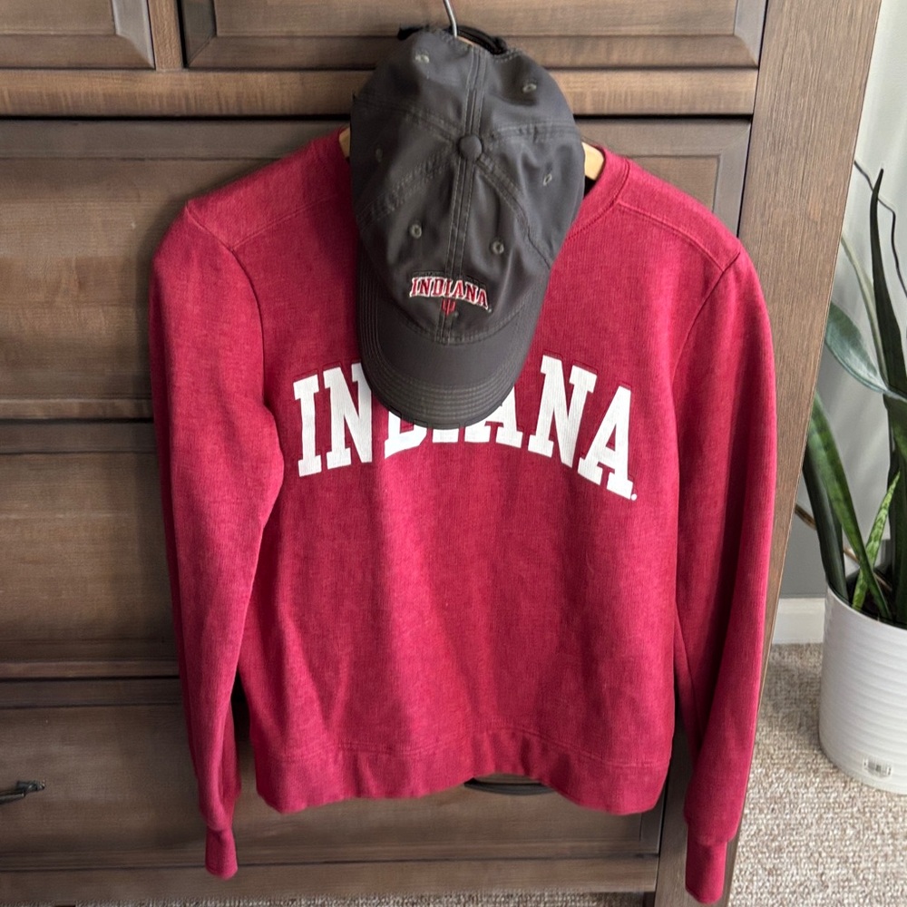 Indiana Hoosiers crewneck sweatshirt and a baseball cap/Unisex